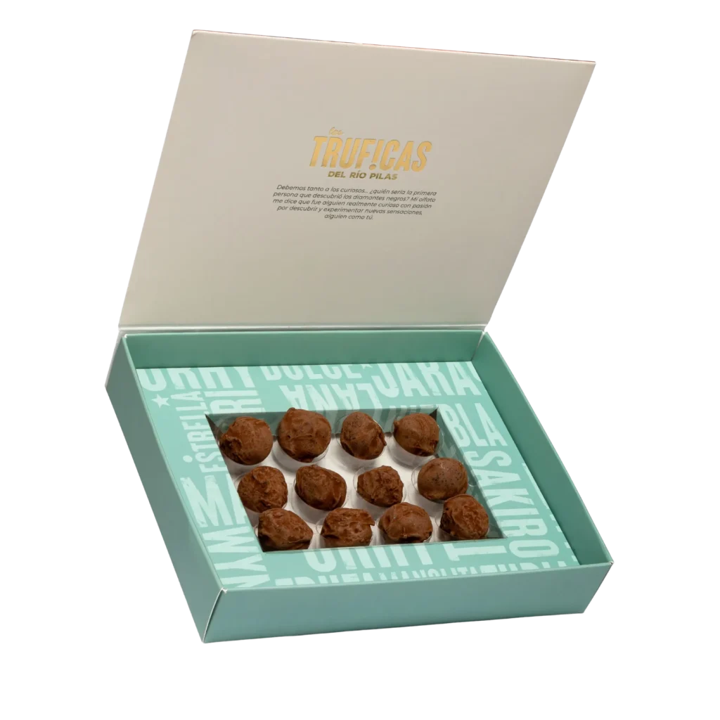 Caja abierta de trufas de chocolate con trufa negra Truficas