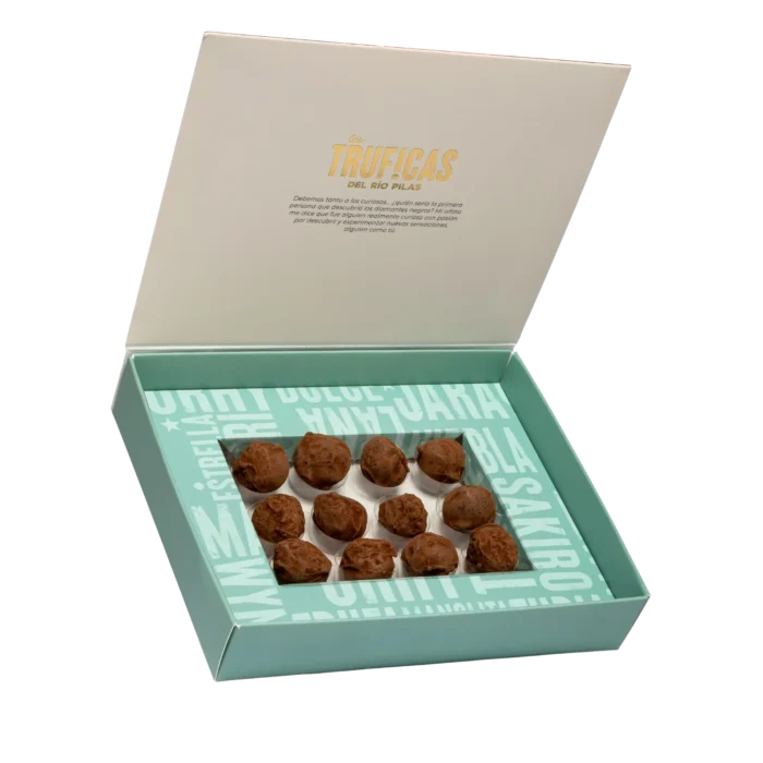 Caja abierta de trufas de chocolate con trufa negra Truficas